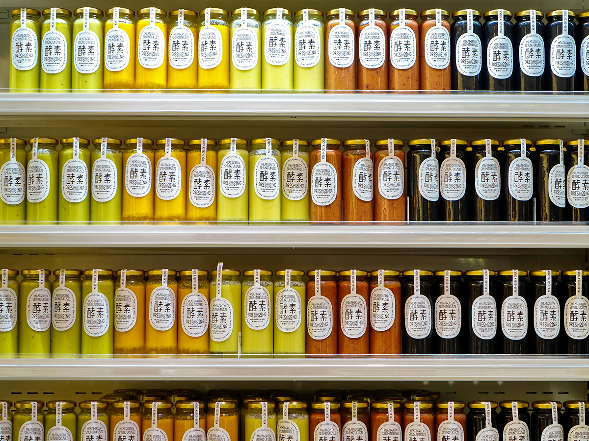 Luce sullo scaffale del supermercato