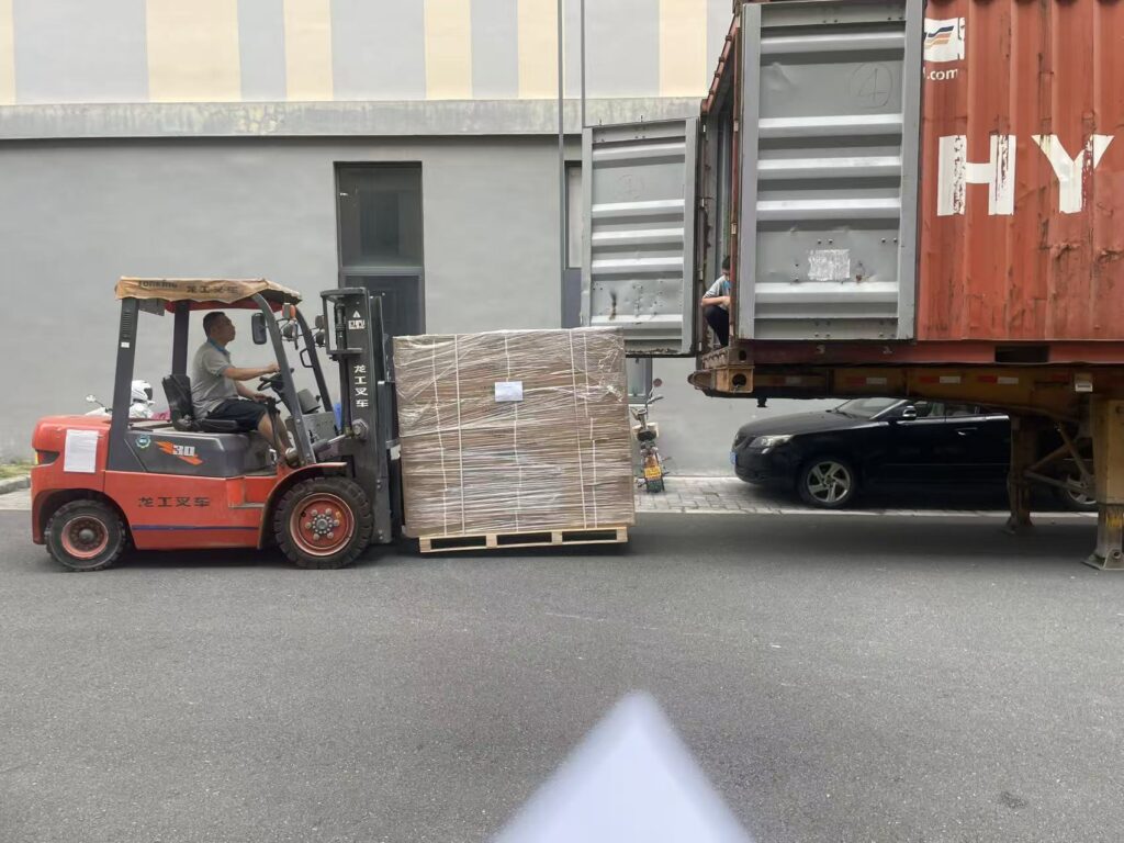 Laidishine‘s Worker Is Loading Goods