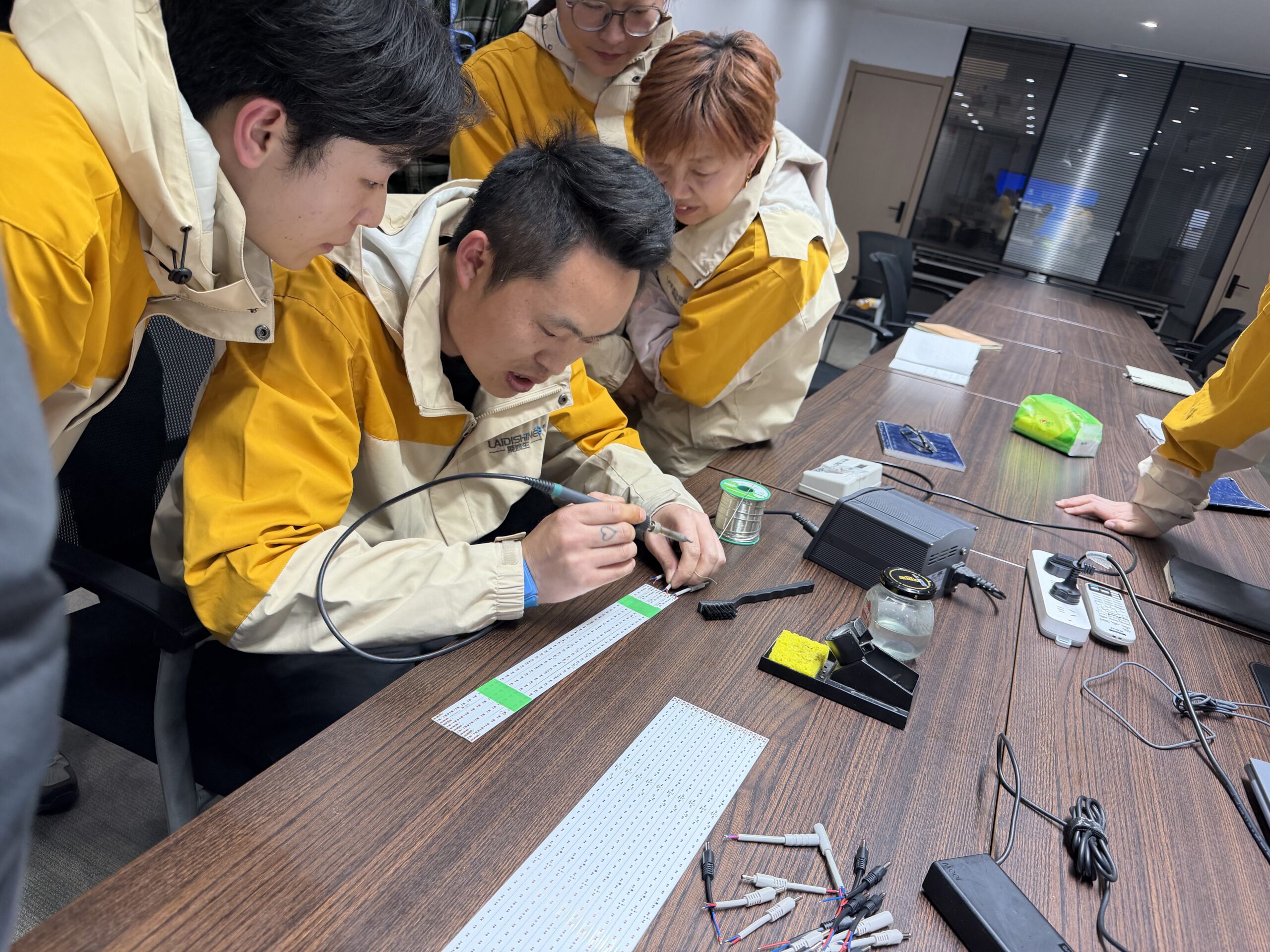 التدريب على تقنيات لحام مصابيح LED (2)